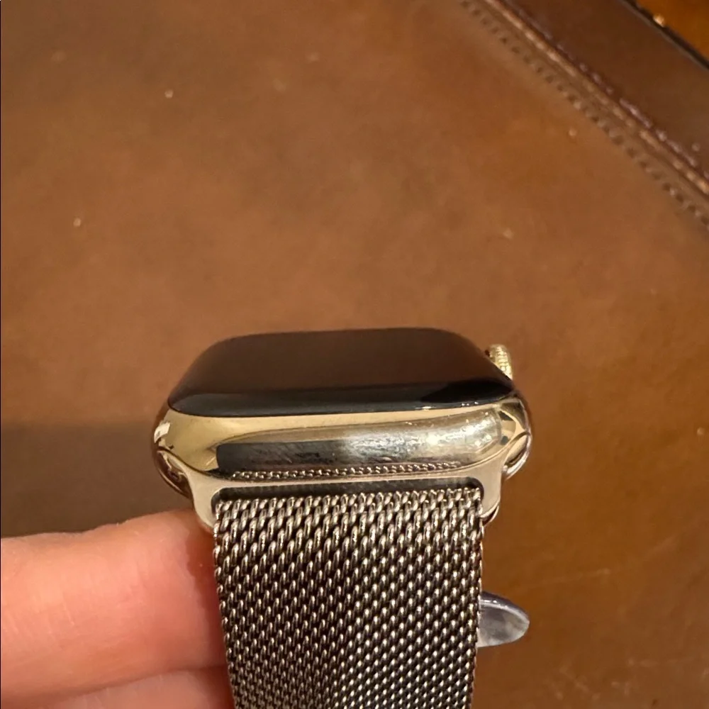 Apple Watch Series 8 GPS + Cellular Stainless Steel Case Gold 41mm Milanese Loop